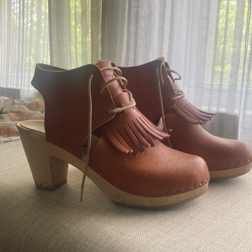 Bryr clogs in Whiskey, Size 37, Sofie closed toe bootie high heel with kilt